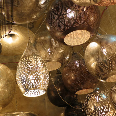 モスクを飾ったメタルランプを現代風にアレンジ