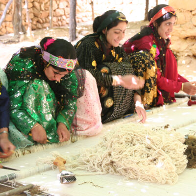 ギャッベを織るカシュカイ族の姉妹