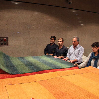 テヘランに集められたギャッベをセレクト