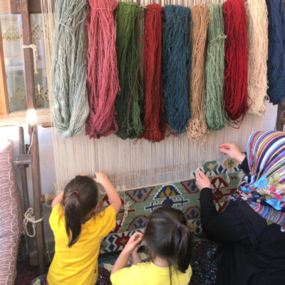 母から娘へ受け継がれる手織り技術