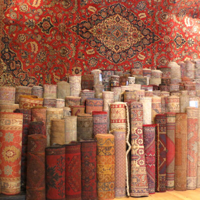 じゅうたん屋さんに並ぶトルコラグ